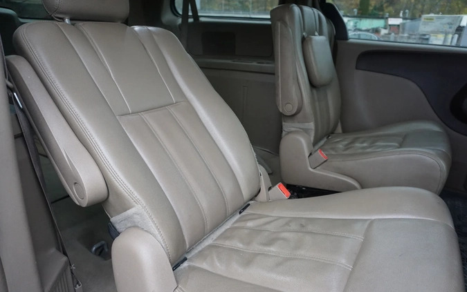 Chrysler Town &amp; Country cena 26990 przebieg: 247000, rok produkcji 2014 z Gdańsk małe 121